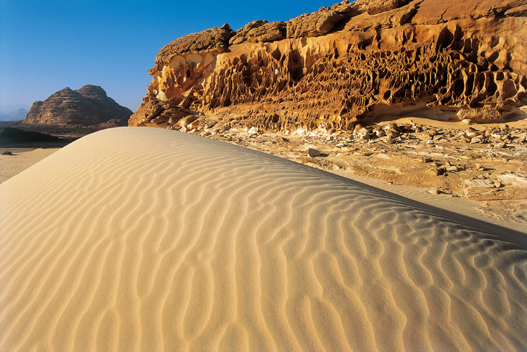 Un <i>wadi</i> assch de la rgion de Matamir suit le trac dune faille  travers le granit prcambrien, vieux de 600millions dannes.