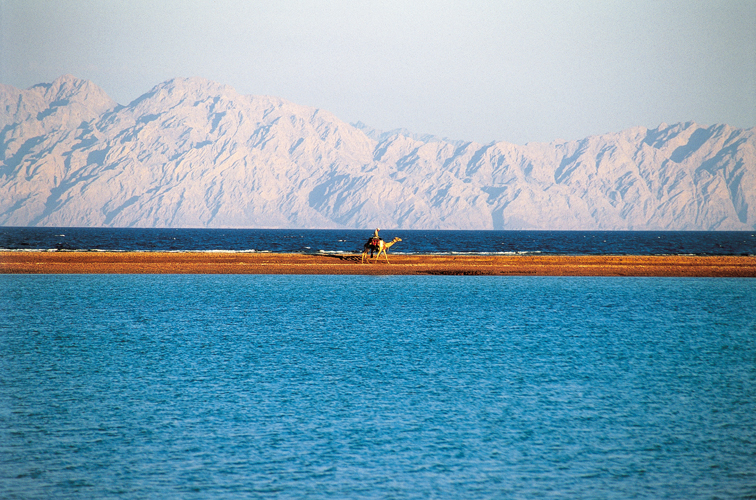 Le golfe dAqaba, large de 6  30km, spare le Sina de la pninsule Arabique qui, situe au levant, napparat distinctement quen fin de journe.