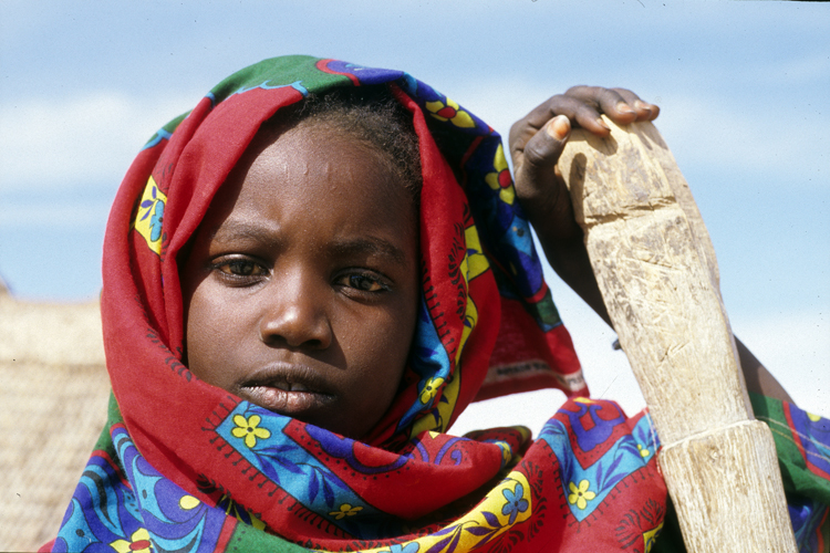 Awa, fillette aza (forgeron des Toubous) du hameau de Karbo, au sud du Ténéré. Les Aza sont d’un caractère plus pacifique, moins arrogants que leurs suzerains teda ou daza.