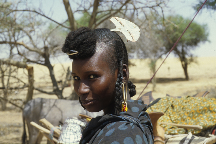 Mariama, la femme de Kabo Ana, quitte son campement afin de rejoindre la ville pour y vendre des poudres médicinales. Les Wodaabe sont réputés pour leurs connaissances en soins traditionnels.