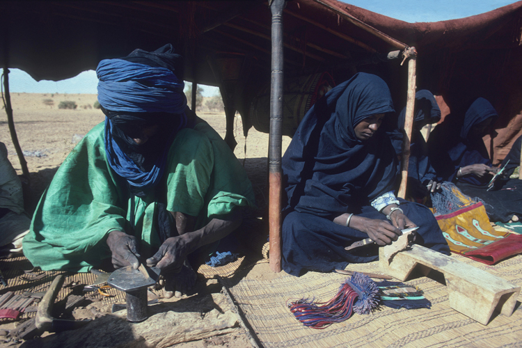 Les artisans touaregs sont souvent extrêmement doués, ils travaillent le bois et le cuir, les métaux, avec dextérité et finesse. L’art du beau persiste dans les objets quotidiens, mais les babioles sans âme venues d’Asie ou du Nigeria envahissent inexorablement les marchés…