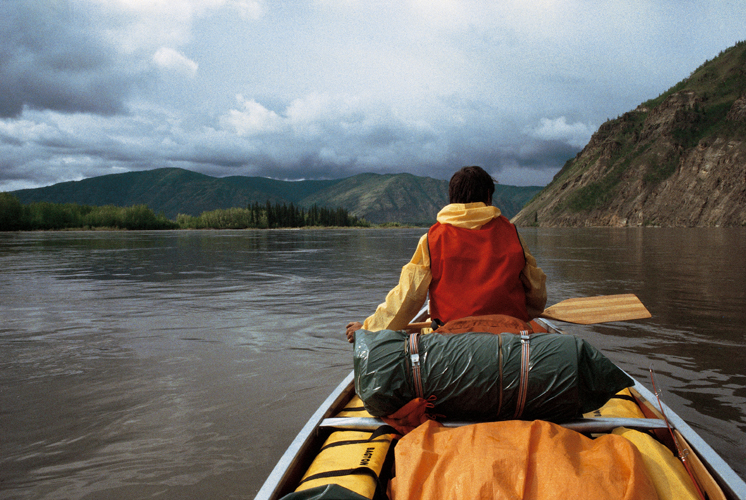 Jol Allano, pagayant sur le fleuve Yukon.