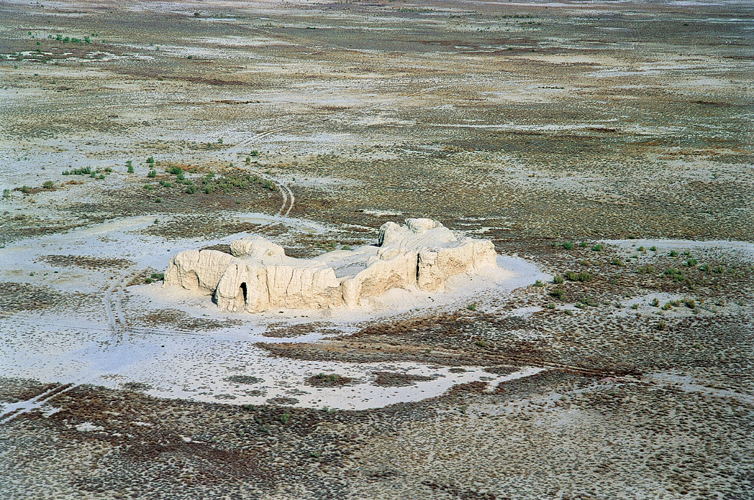 Les <i>kala</i>, forteresses en ruines du dsert, tmoignent de la splendeur des oasis dtruites au XIIIesicle dans le delta du Syr-Daria par Gengis Khan.