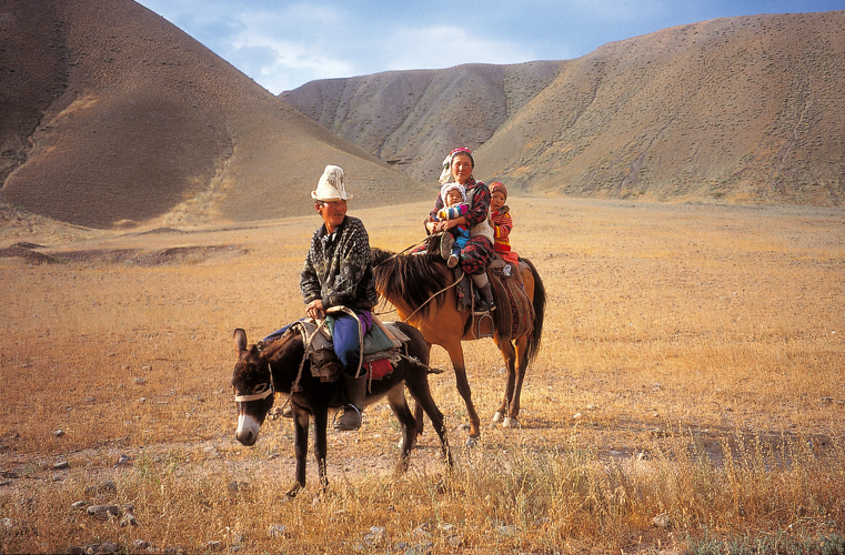 Sur le chemin de lAlta, au pied du Pamir, famille kirghize dont le chef a laiss son cheval aux siens (Kirghizie).