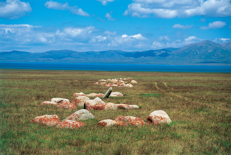 Alignement de pierres prhistoriques  proximit du lac SongKl,  3000 m daltitude (Kirghizie).