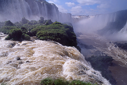 Les deux cent soixante-quinze chutes de la rivière Iguaçu, à la frontière brésilo-argentine, hautes de quatre-vingts mètres, sont les plus imposantes d’Amérique latine depuis la disparition de leurs voisines de Sete Quedas, lorsque le barrage d’Itaipu fut construit au début des années 1970 : le parc national aménagé de part et d’autre est grandiose côté brésilien, plus intimiste côté argentin.
