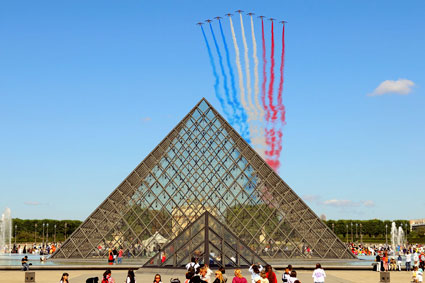 Pyramide du Louvre et Patrouille de France.