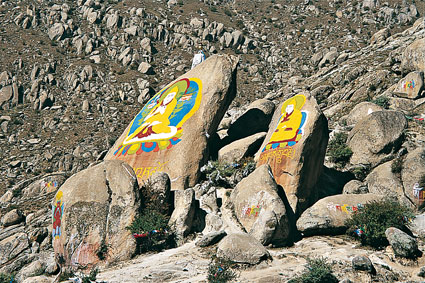 Pierres sacres. Au Tibet, les signes religieux sont omniprsents et prennent des formes souvent originales et colores. Les sentes de la valle de Lhassa sont ainsi parsemes de pierres sacres, sur lesquelles sont dessines  la craie des reprsentations de Bouddha et des critures religieuses.