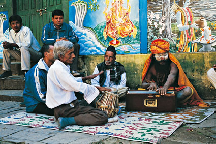 Musique religieuse. Le temple de Pashupatinath, ddi au culte de Pashupati  manifestation pacifique de Shiva , bruit souvent des chants des groupes de dvots qui sinstallent  ses abords pour lui rendre culte. Parmi eux, un <i>sdhu</i>, qui a consacr sa vie  la mditation et renonc aux plaisirs de ce monde, se fait accompagner par dautres musiciens.