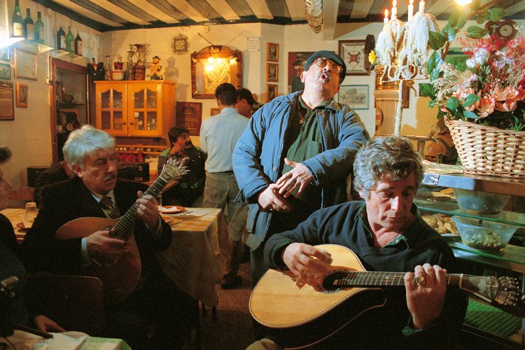  la Taverna do Julio, dans le vieux quartier Alfama de Lisbonne, Victor Santus entonne un <i>fado</i> pour pancher sa <i>saudade</i>  sa nostalgie (Portugal).