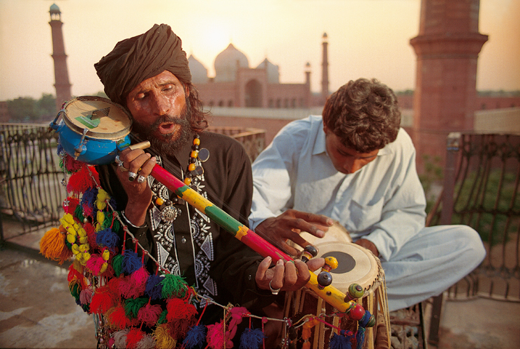 San Zahoor, un musicien itinrant, vit des concerts quil donne en plein air devant la mosque Badshahi de Lahore (Pakistan).