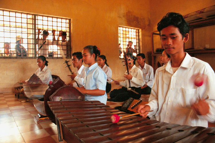  luniversit des Beaux-Arts de Phnom-Penh, la musique renat aprs avoir t interdite sous les Khmers rouges: xylophones <i>roneatek</i> et vielles  archet <i>trochai</i> (Cambodge).