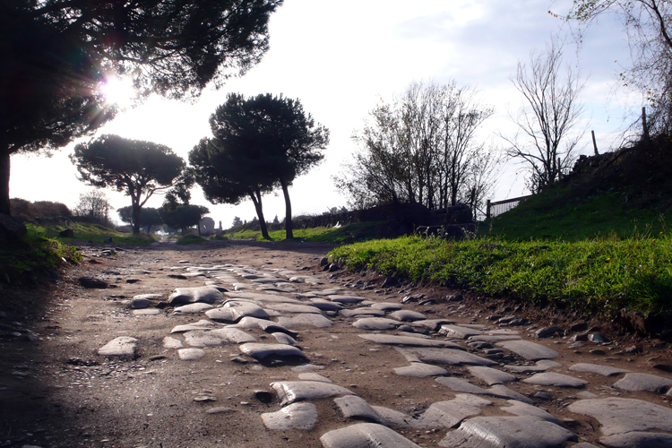 La voie Appienne est la plus ancienne route pave, construite ds 312 avantJ.-C. Elle doit sa conservation  la construction dune voie de ddoublement et  la cration dun parc rgional alentour.