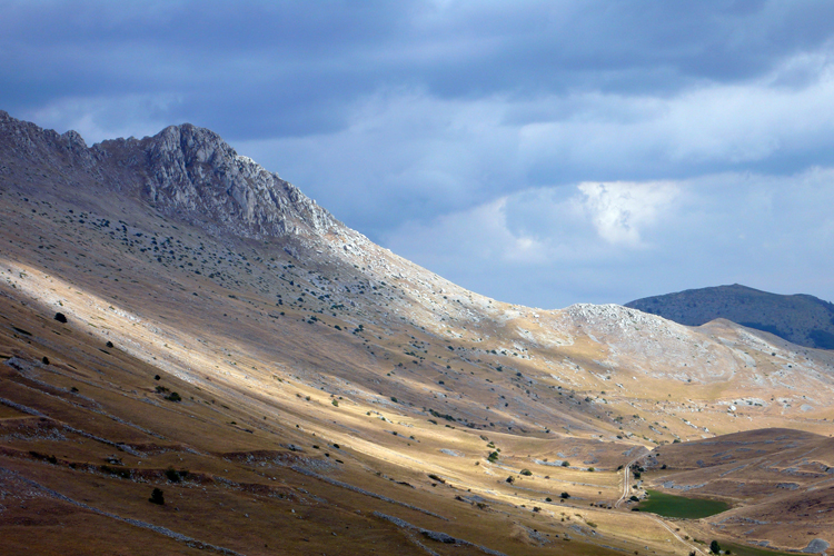Le centre de lItalie renferme des paysages varis, tel le Campo imperator, une haute plaine situe dans les Apennins: le vide laiss par labsence dhabitation et darbres sur ce terrain lui vaut le surnom de petit Tibet.