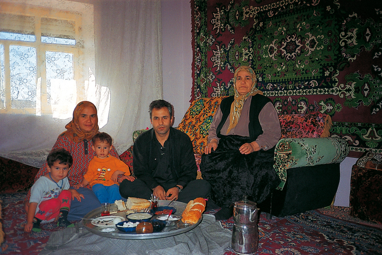 Sur le plateau désertique d’Anatolie, l’habitat est dispersé, aussi est-il parfois difficile de trouver un gîte. Fuyant la chaleur, l’auteur est reçu à la table d’une famille kurde.