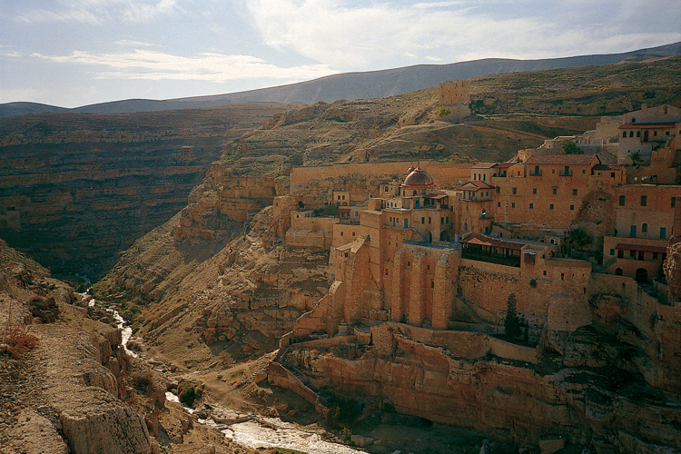 Le couvent grec orthodoxe de Mar Saba, qui surplombe une gorge du torrent du Cédron, commémore Saint-Sabas qui, au Ve siècle, se retira dans le désert et fut l’un des principaux organisateurs des communautés monastiques de Palestine.