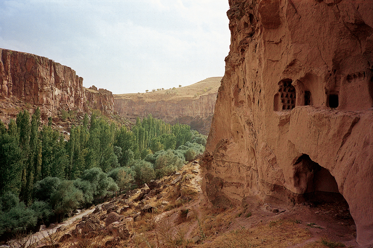 La vallée verte d’Ilhara offre une pause de fraîcheur au milieu de la Cappadoce, ainsi qu’une découverte surprenante de constructions troglodytiques.