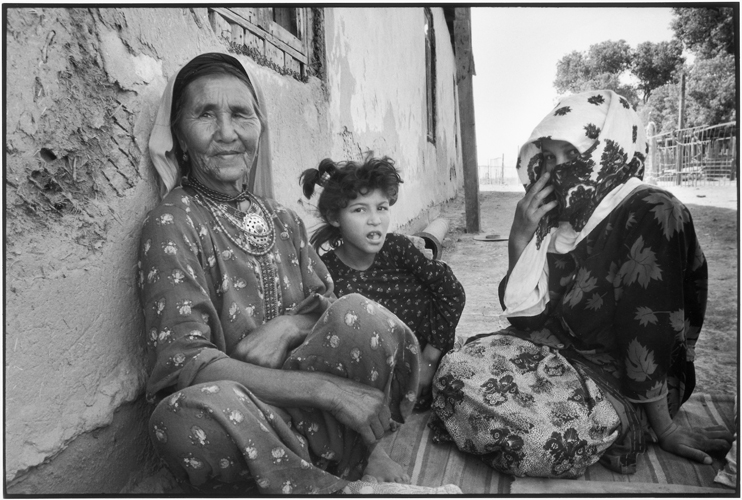 Ogulbibi et ses filles, à l’orée du désert du Karakoum (Turkménistan).