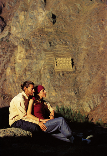 Emmanuel et Béatrice Béjanin devant la forteresse d’Ollantaytambo, qui domine la Vallée sacrée de l’Urubamba (Pérou).