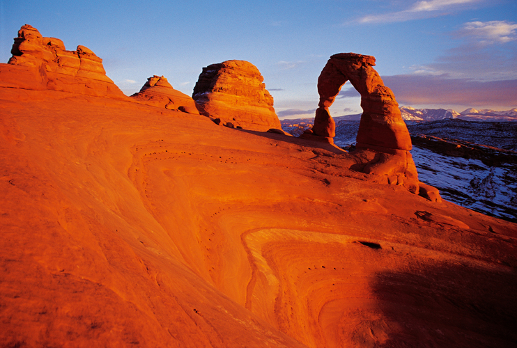 Delicate Arch, composée de grès rouges issus de boue marine, se dresse sur la crête d’un cirque de dunes fossilisées, dans l’Utah (États-Unis).