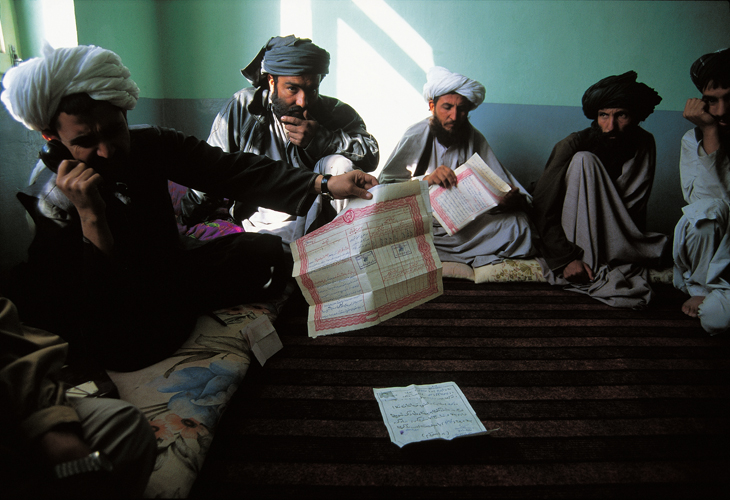 Le responsable de la police de Kandahar prsente lordre de condamnation  mort (<i>qessas</i>) de Nur Mohammad, 22ans, et de Yakub Shah, 16ans, excuts le 5novembre1996.