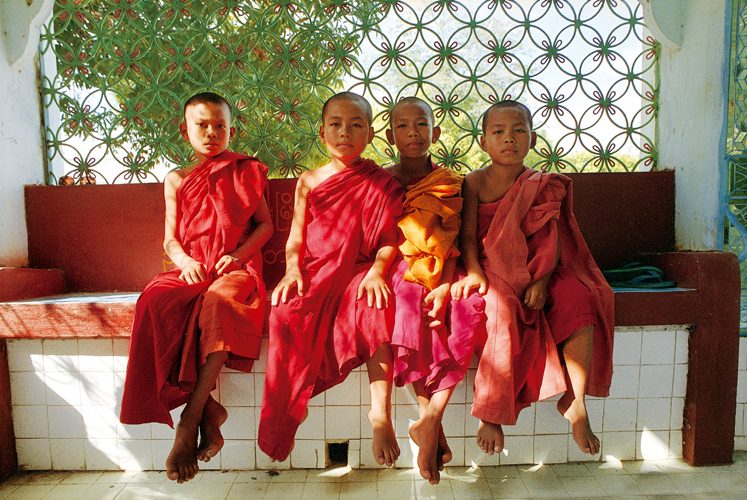 Les Bamar, Birmans proprement dits, sont majoritairement bouddhistes contrairement  la plupart des autres ethnies du Myanmar.  tout moment et autant de fois dans leur vie quils le souhaitent, les hommes birmans peuvent quitter la vie civile pour redevenir moine, comme ils le firent une semaine au moins dans leur jeunesse.