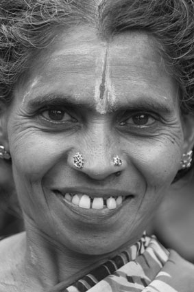 Cette femme du Kerala porte un <i>tilak</i>, point de couleur spécifique aux hindous, ainsi que des boucles de nez et d’oreille, signe de son statut d’épouse.