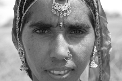 Au Rajasthan, les femmes représentent bien moins de 50 % de la population. Ce déséquilibre se répercute sur les statistiques d’avortement et de mortalité infantile, la mort touchant en priorité les filles. Tradition qui se perpétue en dépit d’une loi, la dot d’une mariée impliquant une perte financière que beaucoup de parents tentent d’éviter…