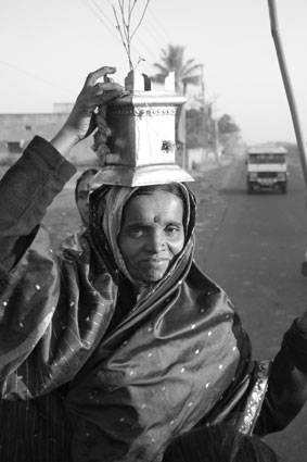 Les pèlerins sont légion en Inde. Cette femme hindou marche plus de 500 kilomètres depuis le Maharashtra, pour solliciter la faveur de ses dieux.