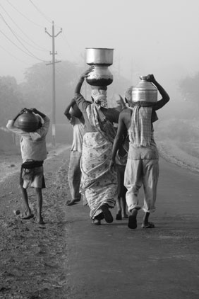 Tâche familiale parfois, féminine toujours, la corvée d’eau implique une longue marche quotidienne dans les campagnes, même non loin de villes comme Goa.