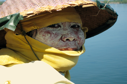Au sud de Makassar, la population vit principalement des produits de la mer, quil sagisse du sel ou de la pche. Pour subvenir aux besoins des leurs, les femmes collectent des crustacs, tout en essayant de se protger du soleil.