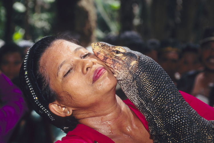 Dans la socit des Mentawai, qui ont longtemps vcu dans un isolement quasi total sur lle de Siberut,  louest de Sumatra, lide de plaire  son me est une constante qui engendre une remarquable forme dharmonie.