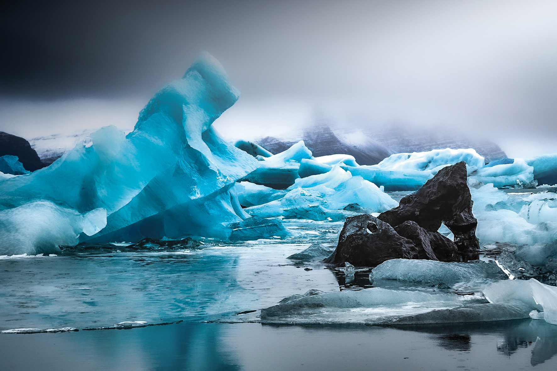 La lente drive des iceberg de Jkulsrln, lagune glaciaire ne il y a cent ans de la fonte des glaces du Vatnajkull  Suurland