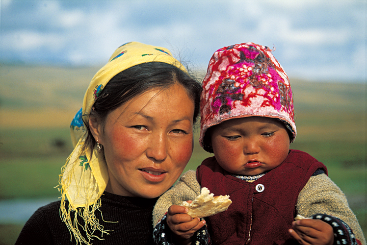La femme kirghize qui, maîtresse énergique et respectée d’un <i>djaïloo</i>, peut rester isolée en pleine montagne, fait preuve d’un incontestable courage pour élever ses enfants, veiller au campement, s’occuper du bétail et de la fabrication des produits laitiers.