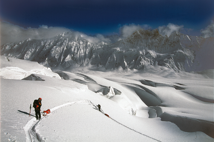 Monte dans la neige profonde, au milieu des crevasses qui dfendent lultime valle menant au col dHispar ( 5151m). Les parois ciseles d<i>ice flute</i> sont plonges dans une lumire daltitude ultra-pure.