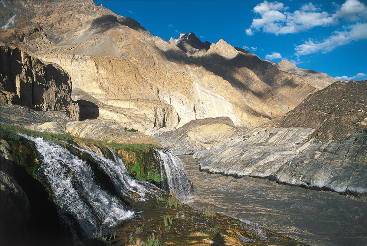 Les sources chaudes de Kuk se jettent dans les eaux boueuses de la Shimshal sous le glacier de Malanguti. La hauteur du Ghujerab Muztagh est crasante.
