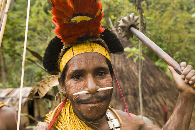 Les parures plus simples d’un homme de la région de Menyamya, qui brandit un casse-tête.
