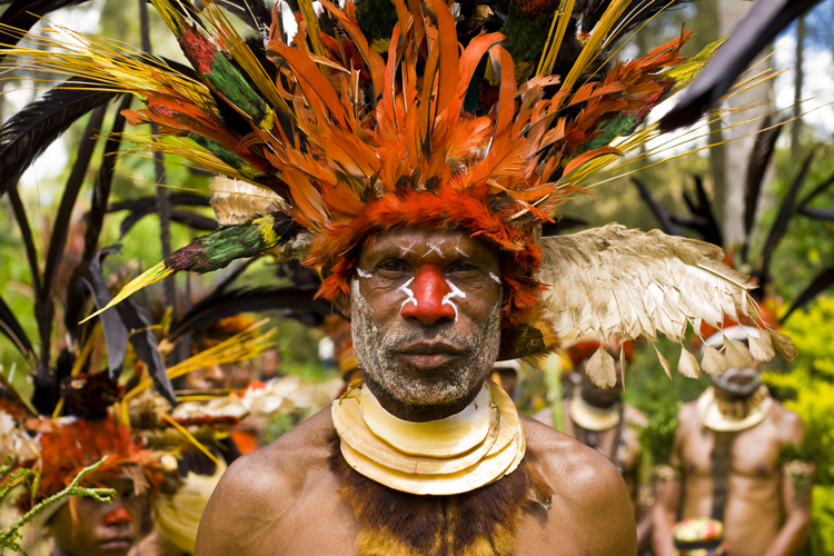 Ce danseur porte les parures caractéristiques de la province de Simbu, avec des <i>kina shells</i>, de grosses pièces de nacre, autour du cou.