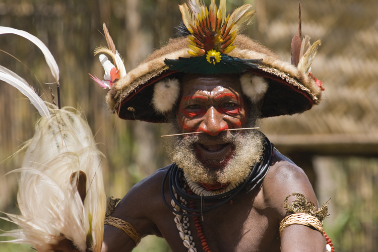 Ce vieil homme de l’ethnie Huli qui occupe le bassin de Tari, porte une perruque faite de ses propres cheveux lors de rites initiatiques.