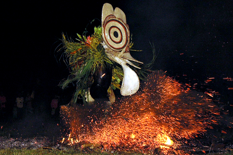Danse du feu de l’ethnie Baining dans les montagnes de Nouvelle-Bretagne, archipel Bismarck.