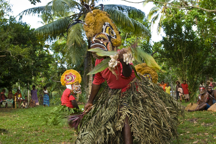 Danse de masques Tatanua utilisés lors de rites funéraires en Nouvelle-Irlande.