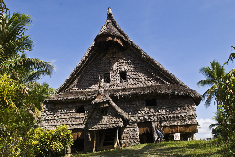 Façade de la maison des Esprits de Kaningara, dans la région des Black Water : l’étage abrite les sculptures les plus précieuses.