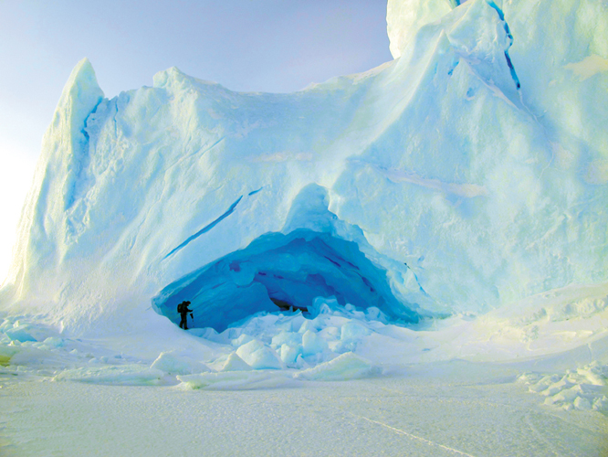 Durant les six mois dhiver, la banquise offre un terrain dexploration pdestre illimit. Elle permet laccs aux lots loigns ainsi quaux icebergs gants, prisonniers des glaces jusquau prochain printemps.