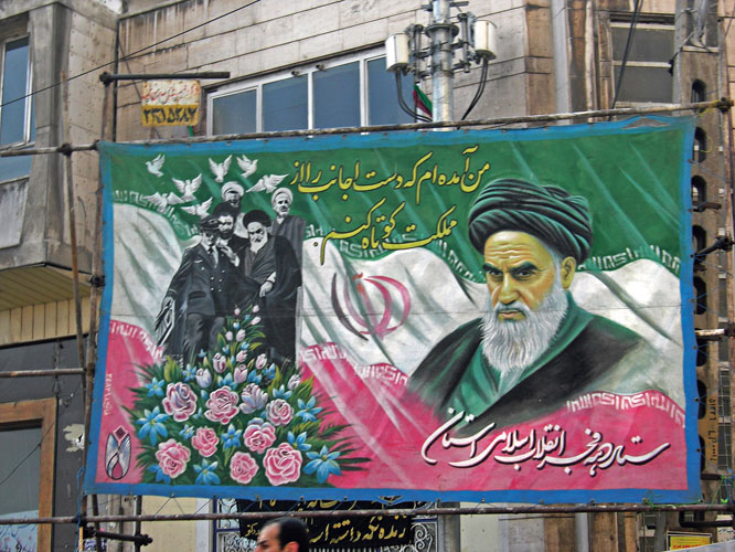 En Iran, limam Khomeini, qui figure sur tous les murs, semble veiller encore sur la bonne marche de son pays.