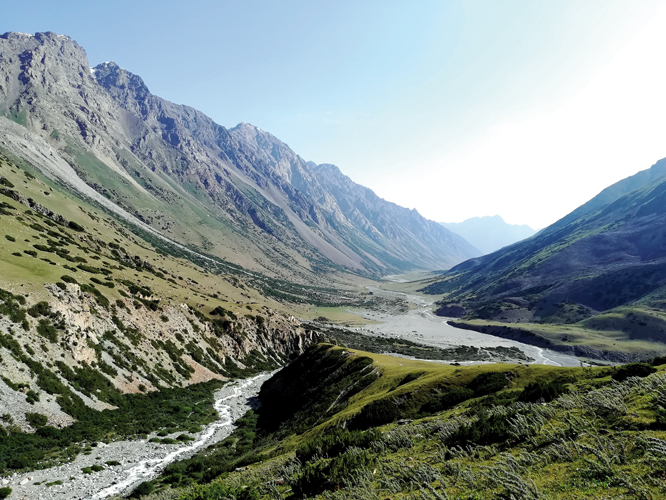 Les sommets des monts Célestes kirghizes, qui culminent à plus de 5 000 mètres, aident à maintenir le cap, là où peu d’options d’itinéraire s’offrent à nous.