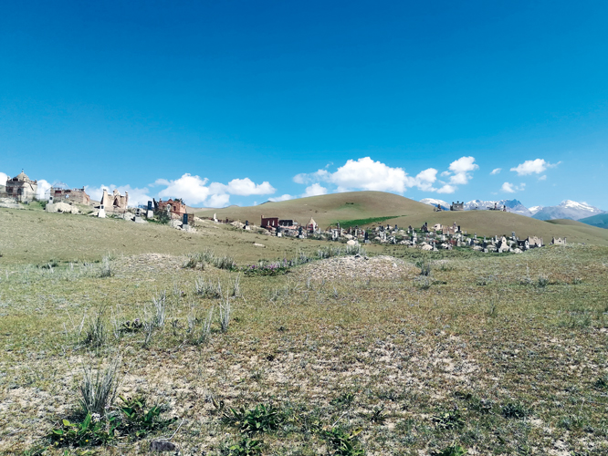 Les cimetires kirghizes sont  limage de la diversit culturelle et religieuse du pays, o les mausoles musulmans ctoient les spultures nomades.