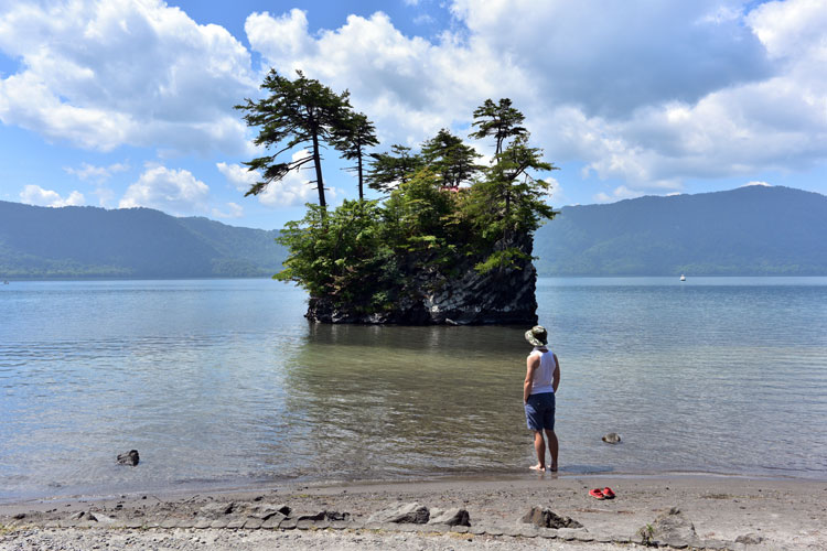 Rive du lac Towada, prfecture dAomori  Tohoku (Honshu).