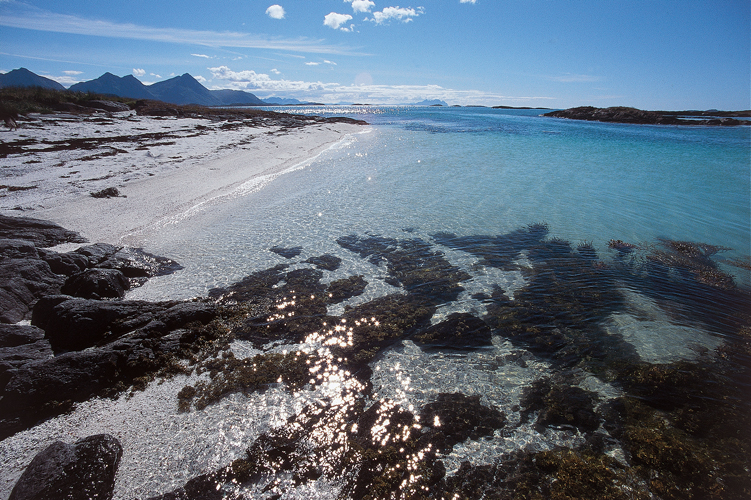 La mer de Norvge se rvle tre un paradis pour le kayakiste tant les fjords et les archipels y offrent un cran  la houle du large. Les courants sont faibles, voire inexistants, et les grves de sable o lon peut dbarquer sont nombreuses.