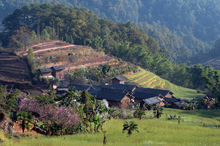Dans le sud du Yunnan, l’habitat rural est en briques de terre crue. Les ruelles séparant les maisons ne laissent rien présager des vastes cours intérieures qui abritent l’intimité de la famille.