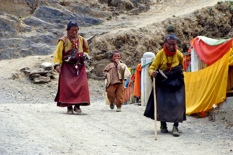 Malgré la répression chinoise, les Tibétains ont conservé leur ferveur religieuse. Les rituels intemporels ont pour but l’amélioration du karma et la progression sur la voie de l’illumination.
